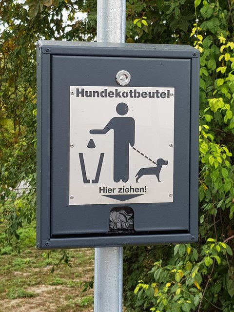 Wer einen Beutel vergisst, der kann sich an den zahlreichen Stationen im Stadtgebiet kostenfrei bedienen.  | Foto: Gisela Böhmer