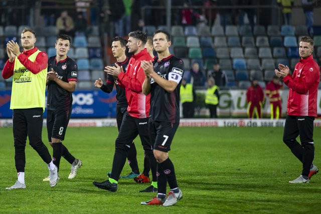 Die Spieler bedanken sich bei den Fans | Foto: Jens Vollmer