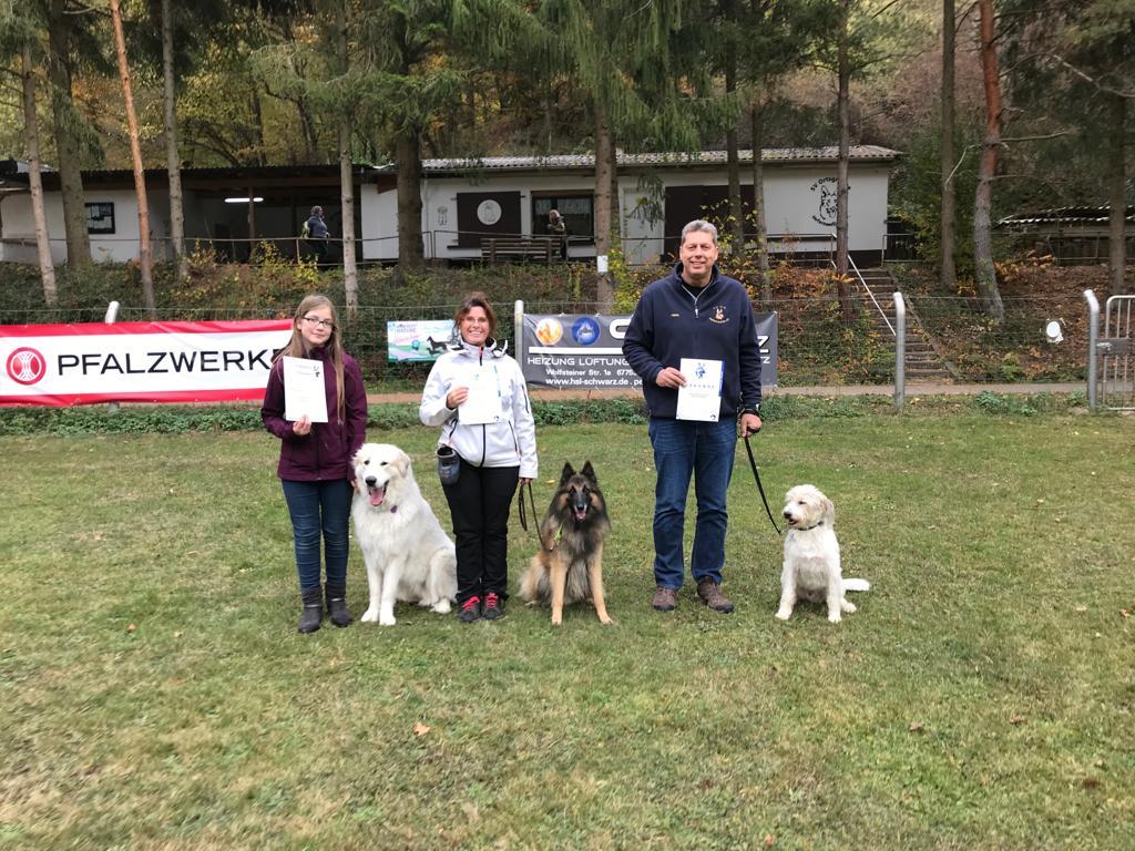 v.l.n.r.: Lilly Bernd mit Lilou, Magdalena Hanenberger mit Lajos vom Wildweibchenstein und Hans Feld mit Bico