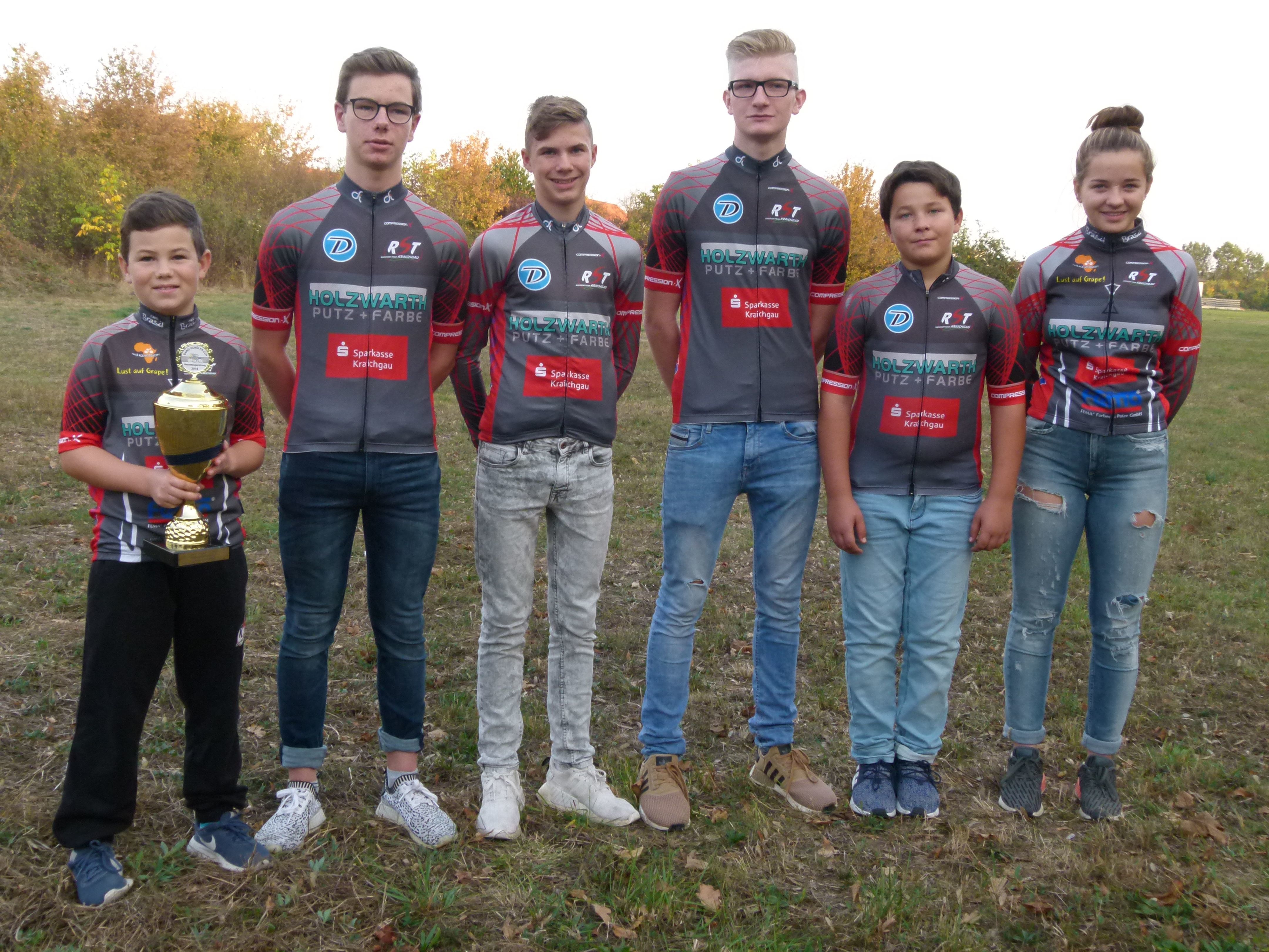 Das Jugendteam des RST Kraichgau hat den dritten Platz in der BaWü-Schülercup-Wertung errungen und strahlt mit dem Pokal um die Wette: Emil und Hannes Oechsler, Ben Holzwarth, Lukas Zimmermann sowie Moritz und Carla Tusint (v.l.)