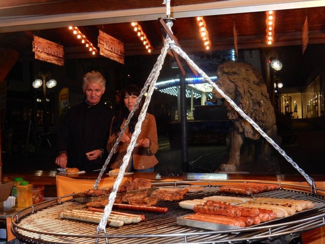 Novembermarkt-Romantik: Deftige Gaumenfreuden frisch vom Grill sind an kalten Tagen die besten Begleiter zu den fruchtigen Weinen aus der Pfalz, die im Festzelt serviert werden. Foto: Kling