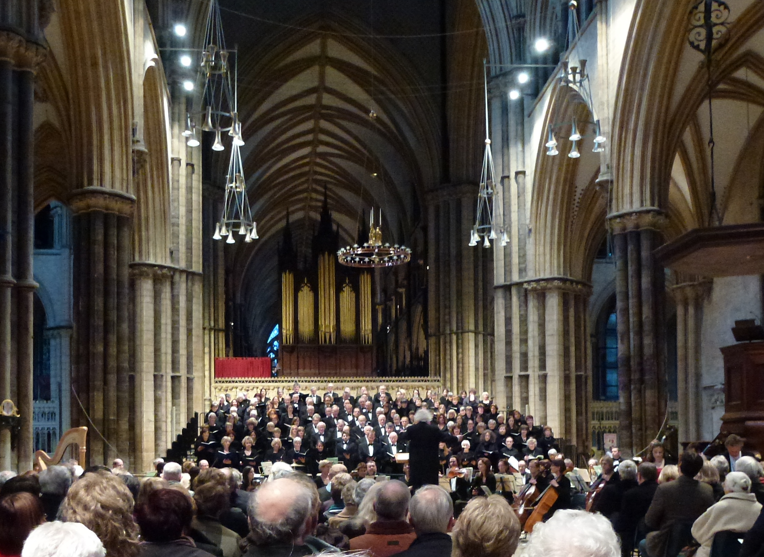 Konzert der beiden Partnerchöre Lincoln Choral Society und Liedertafel Neustadt in der Kathedrale von Lincoln (England)