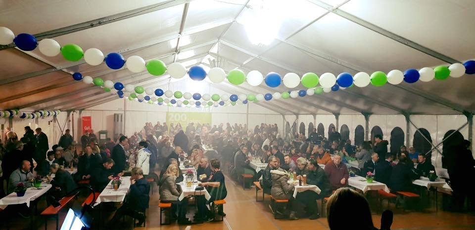 Ein gut besuchtes Fest: Der Blick von der Bühne auf die Besucher.