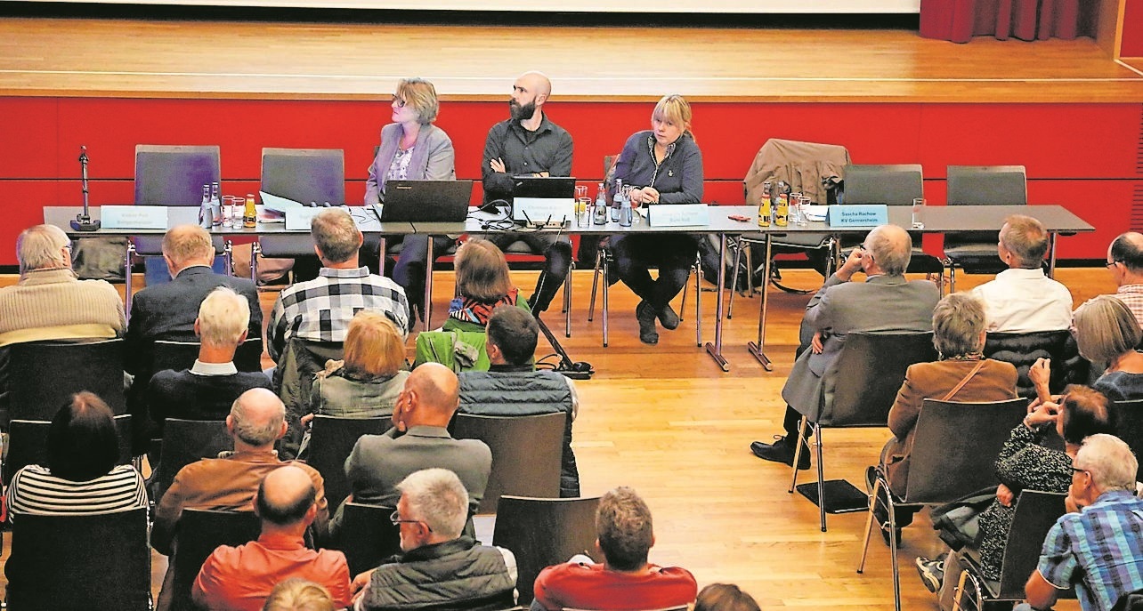 Am Tisch bei der Auftaktveranstaltung von links: Sigrid Hoffelder (Verbandsgemeinde), Michael Koch und Susanne Schiez vom IfaS.
