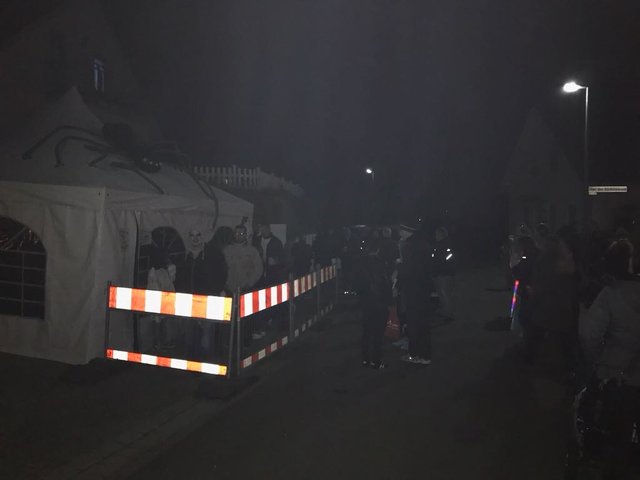 Schlangen bilden sich vorm Halloween-Haus Bohmann | Foto: Susanne Bohmann