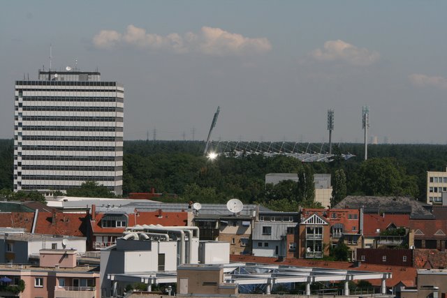 Die Lage des Stadions ist durch die Flutlichtmasten gut erkennbar | Foto: Archiv jow