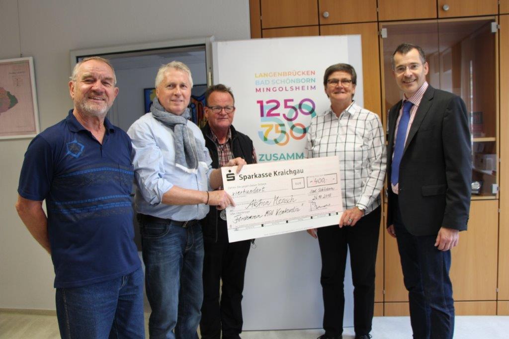 Beim Volksliedersingen kamen 400 Euro für das Festival der guten Taten zusammen. Karl-Hubert Ries, Gerhard Bender, Thomas Friedl und Elisabeth Päßler überreichen den Scheck an Bürgermeister Klaus Detlev Huge. (v.l.n.r.)