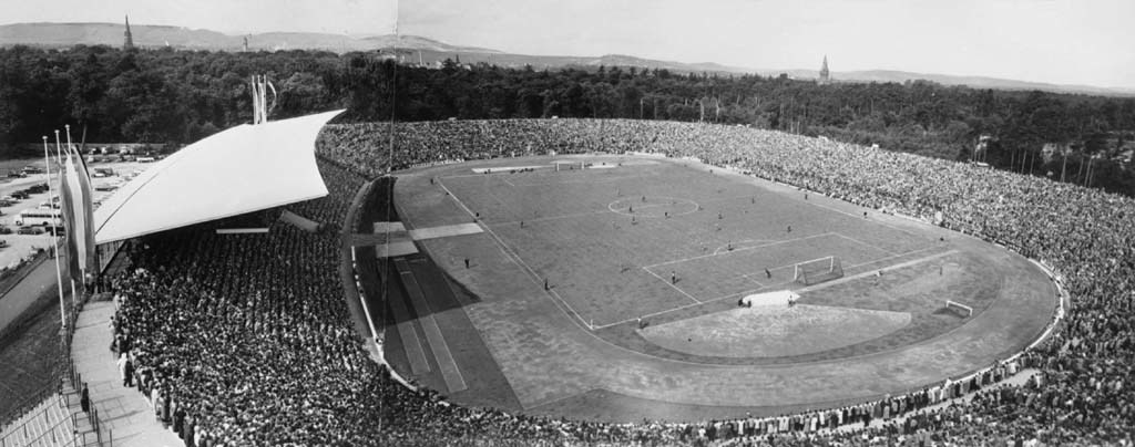 Fußballspiel im Wildparkstadion: Teilansicht des Spielfeldes mit vollbesetzten Zuschauerrängen.