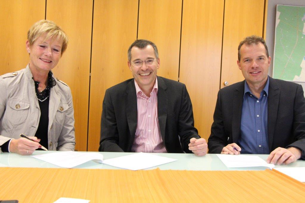 Jetzt unterzeichneten Bürgermeister Klaus Detlev Huge, Sabina Stemann-Fuchs und Rafael Dreher den neuen Betriebsträgervertrag. Eigentlicher Vertragsbeginn ist dabei der 1. Januar 2019, doch starten möchte man nun bereits mit einer übergangsweisen Öffnung des Jugendzentrums.