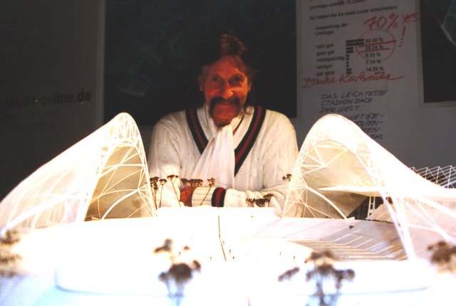 Schon ein paar Tage her: Designer Colani mit seinem Entwurf für das Wildparkstadion im Jahr 2000 | Foto: Archiv 