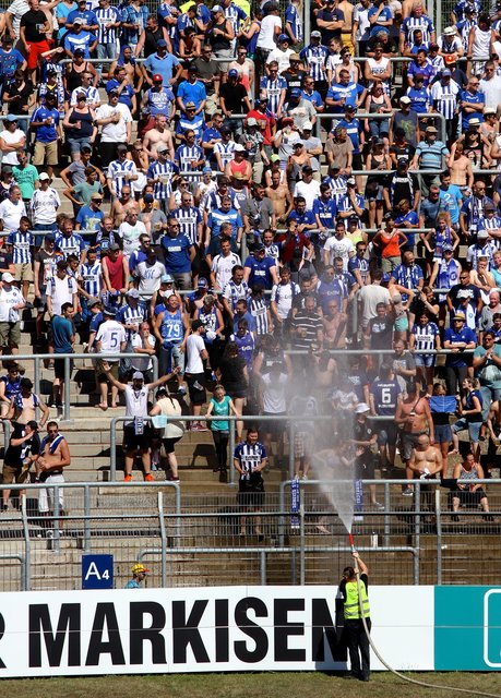 Zwar Markisenwerbung - aber im Wildparkstadion gibt's nicht überall Sonnenschutz. In diesem Fall gab es Abkühlung im Block mit dem Feuerwehrschlauch | Foto: Archiv wow.pics.ka