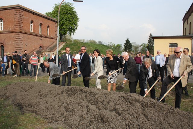 Gemeinsam gaben Manfred Kramer (von links), Landrat Dr. Fritz Brechtel, Bürgermeister Marcus Schaile, Ministerpräsidentin Malu Dreyer, die damalige Landtagsabgeordnete Barbara Schleicher-Rothmund, der ehemalige Bürgermeister der Stadt Germersheim und Kreisbeigeordneter Benno Heiter, der damalige Baudezernent Norbert König und der ehemalige Germersheimer Bürgermeister Dieter Hänlein beim Spatenstich am 4. April 2014. | Foto: Lutz