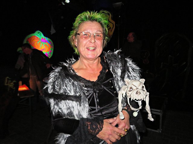 Dame mit Skeletthund | Foto: Brigitte Melder