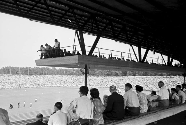 Erste Sportveranstaltung im Wildparkstadion vor dessen offizieller Einweihung: internationales Leichtathletiksportfest des KSC am 17. Juli 1955
 | Foto: Stadtarchiv Karlsruhe 8/BA Schlesiger A3/122/4/21