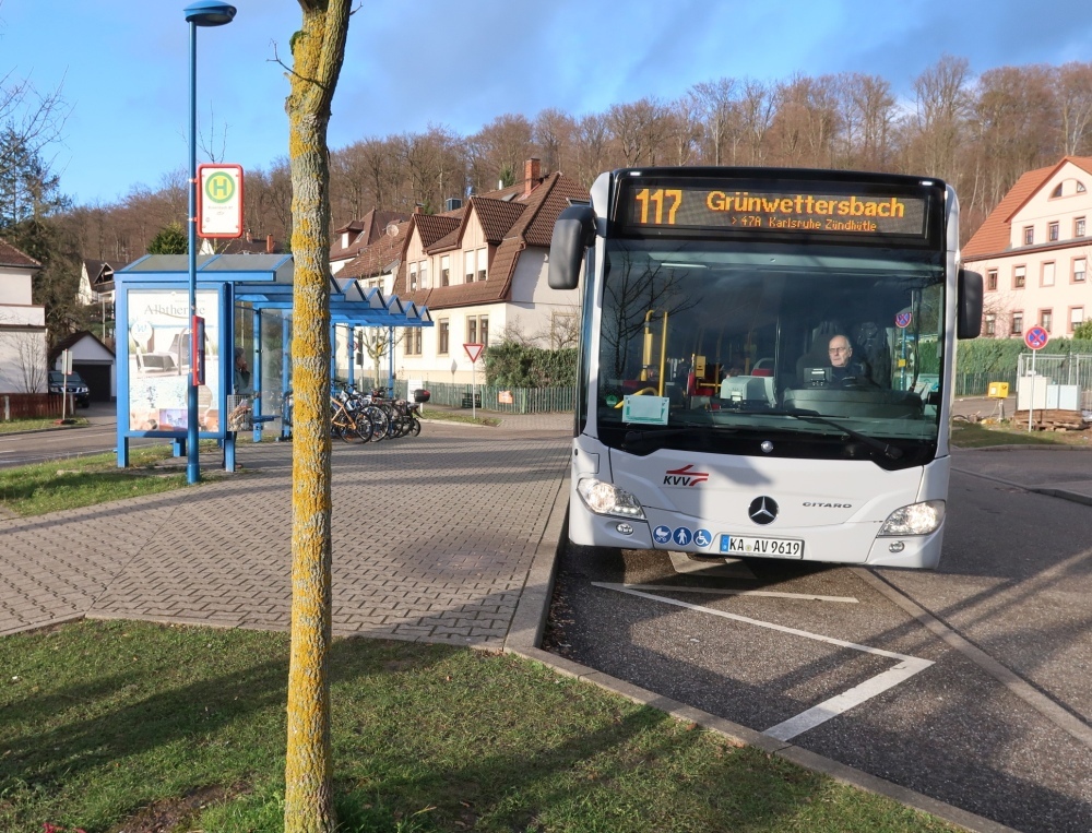 Hier am Bahnhof Busenbach startete bisher der Bus 117, der ab Grünwettersbach teilweise auch als Bus 47A an die Haltestelle "Durlach-Zündhütle" angebunden war.