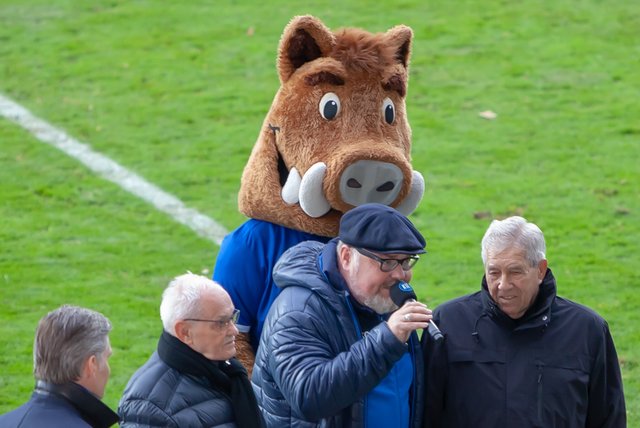 Stadionsprecher Martin Wacker interviewt die früheren Recken des KSC | Foto: wow.pics.ka