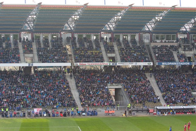 Volle Haupttribüne | Foto: wow.pics.ka