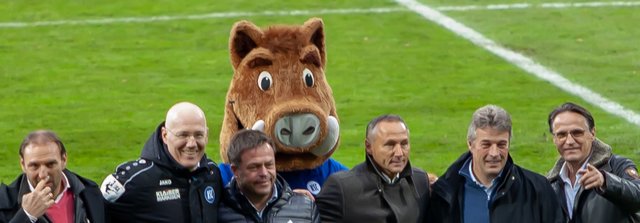 Mit Maskottchen - und "Euro-Eddy" grüßt unseren Fotografen | Foto: wow.pics.ka