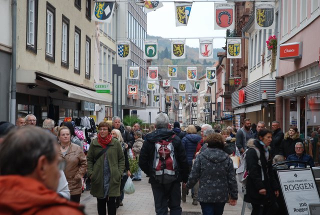 Dichtes Gedränge herrschte in der Fußgängerzone. | Foto: Pacher