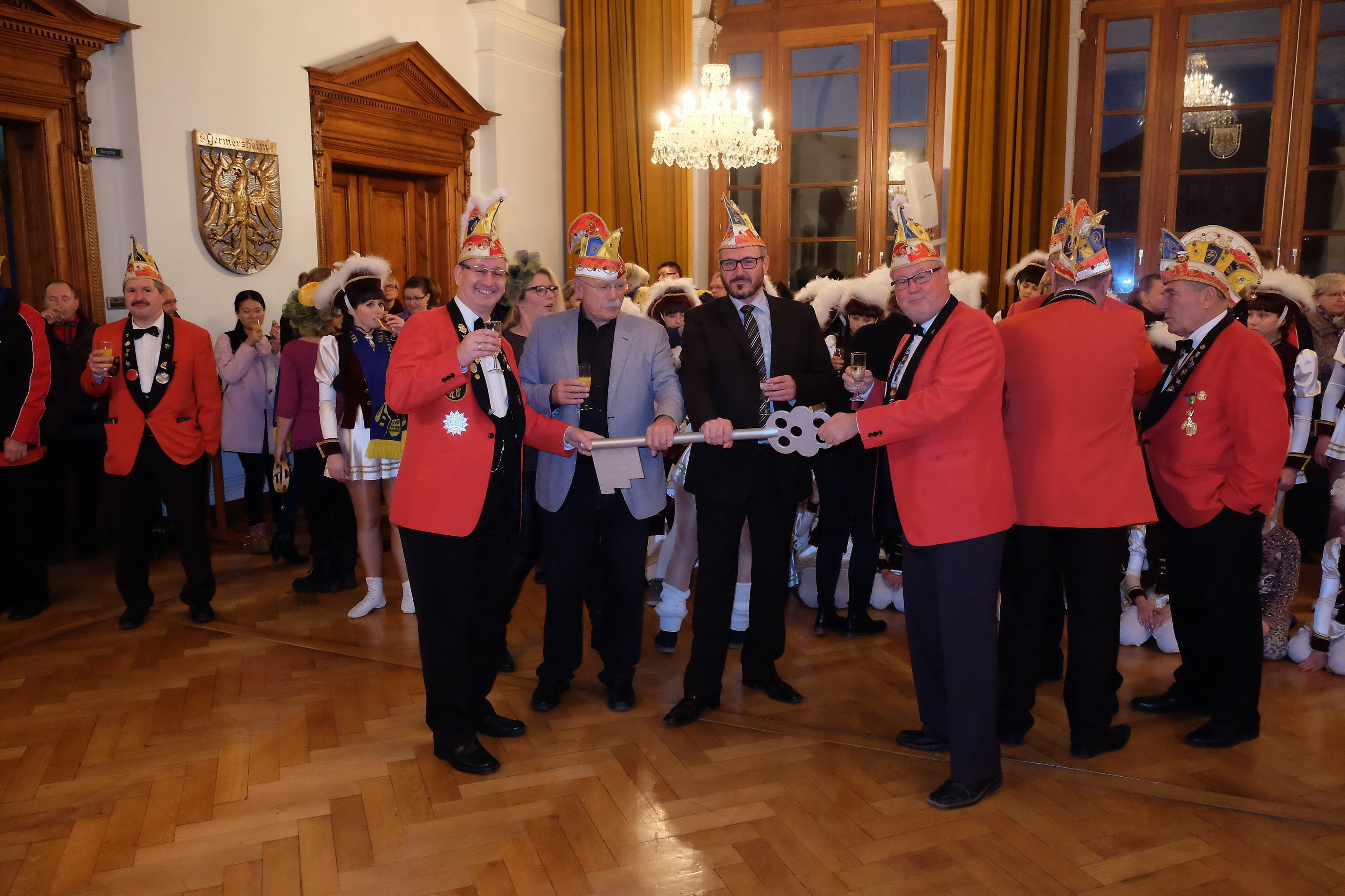 Rathausschef Marcus Schaile (Mitte) gibt am Sonntag den Schlüssel zum Stadthaus wieder an die Karnevalisten ab.