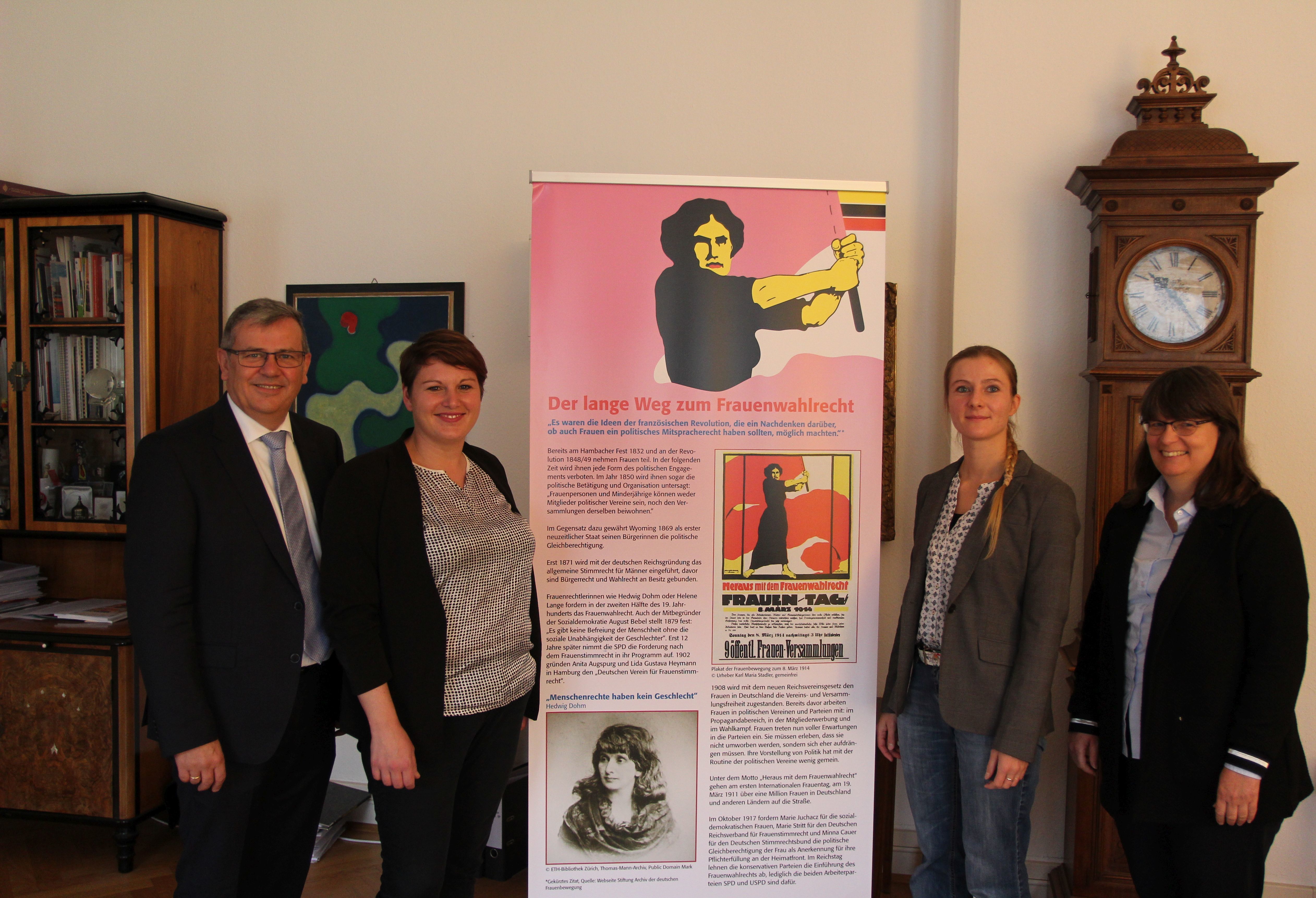 Oberbürgermeister Hansjörg Eger, Gleichstellungsbeauftragte Lena Dunio-Özkan, Julia Kratz und Christiane Pfanz-Sponagel vom Stadtarchiv Speyer (v.li.n.re.).