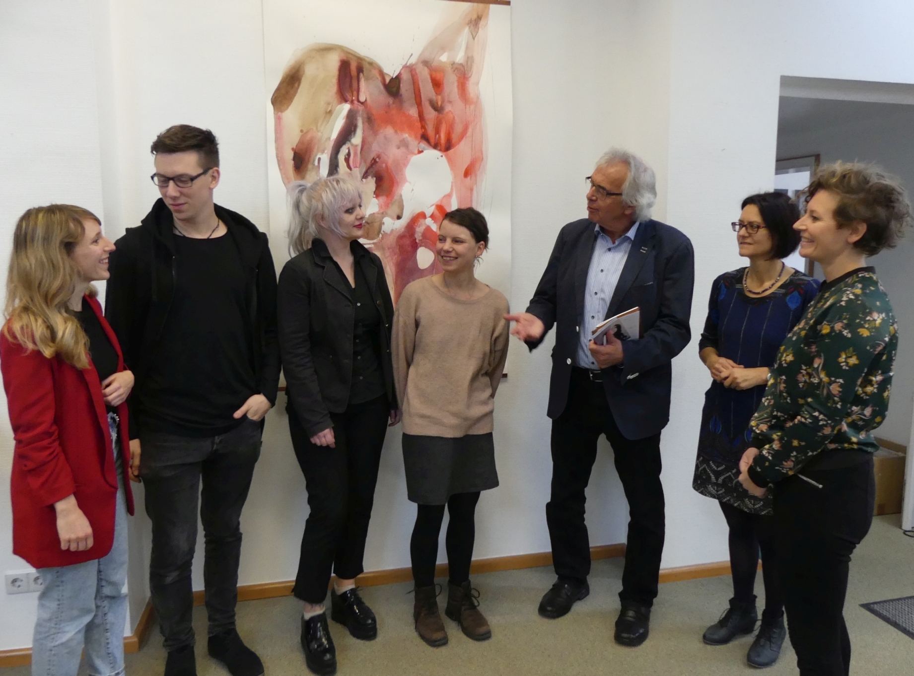 Vor einem Bild von Clara Clauter (von links): die Künstlerin, Paul Heyduck, Saskia Kaiser und Maria Wedekind sowie Manfred Geis, Claudia Germann und Lena Trost Foto: PS
