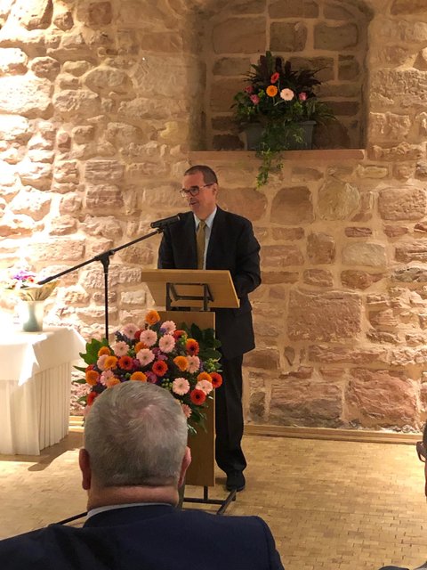 Bürgermeister Dr. Degenhardt dankte Theo Schohl für seine jahrelangen Verdienste um die Stadt Landstuhl.