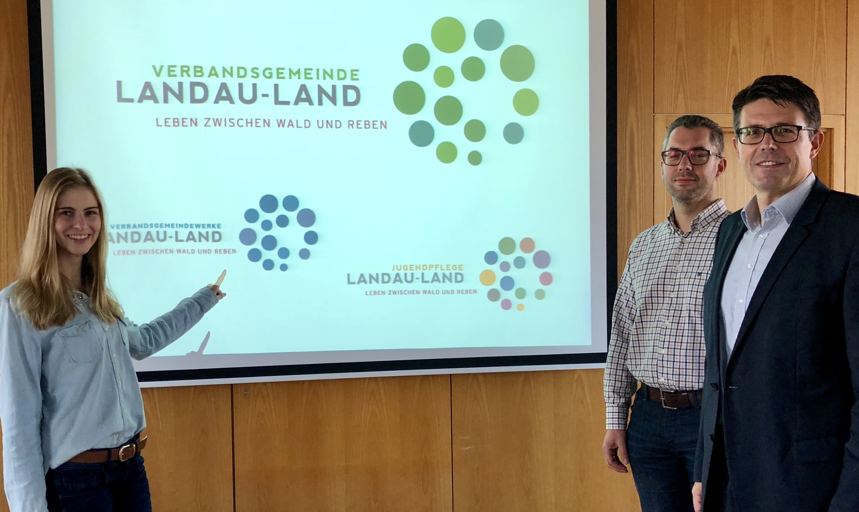 Projektverantwortliche und Pressereferentin Sarah Eid, Projektverantwortlicher und Verwaltungsinformatiker Markus Kohl und Bürgermeister Torsten Blank (v.l.) bei der Vorstellung des neuen Corporate Design.