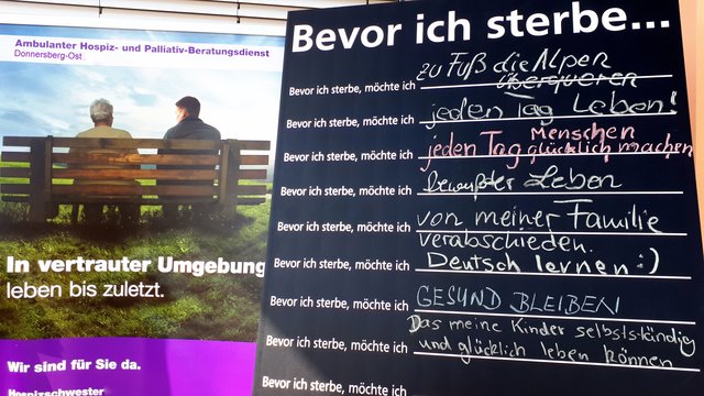 Die Tafel kann beschriftet werden und lädt zum Nachdenken ein.