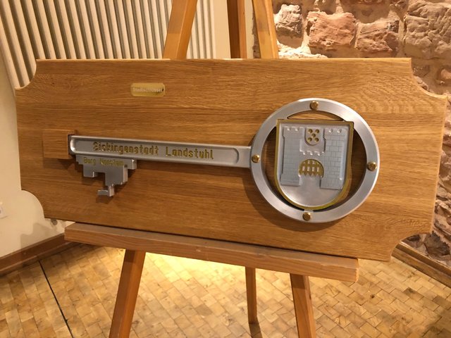 Der neue Stadtschlüssel der Sickingenstadt Landstuhl, gefertigt und gespendet von Volker von Blon. 