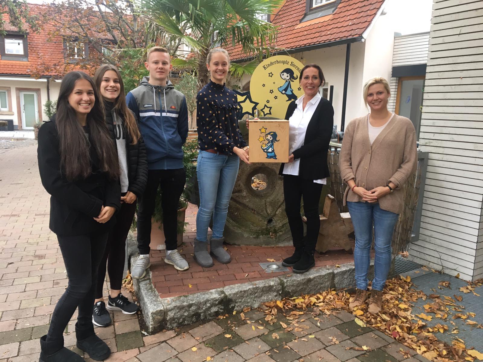 Unser Foto zeigt v.l.n.r.: Eva Blanz, Lilly Wiesmann, Robin Schott, Emmi Francke, Beate Däuwel und Alena Mattke bei der Spendenübergabe.