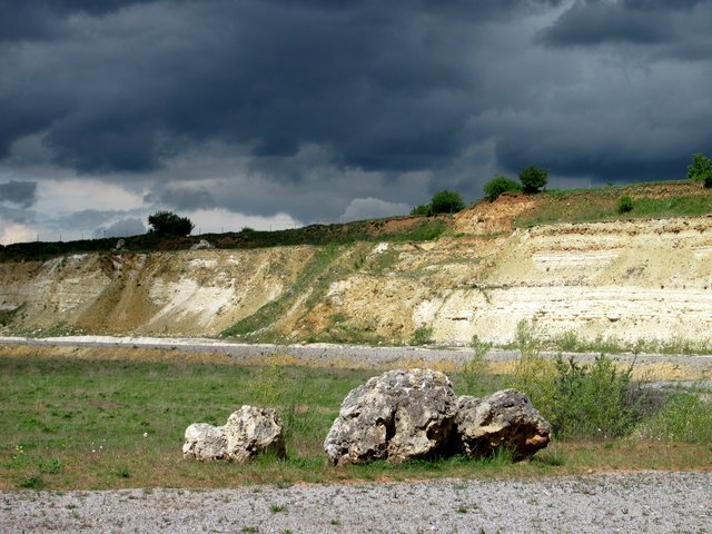 der Berg schaut hinab auf die Meeresböden der urzeitlichen Meere (hier die Grube Dachsberg)