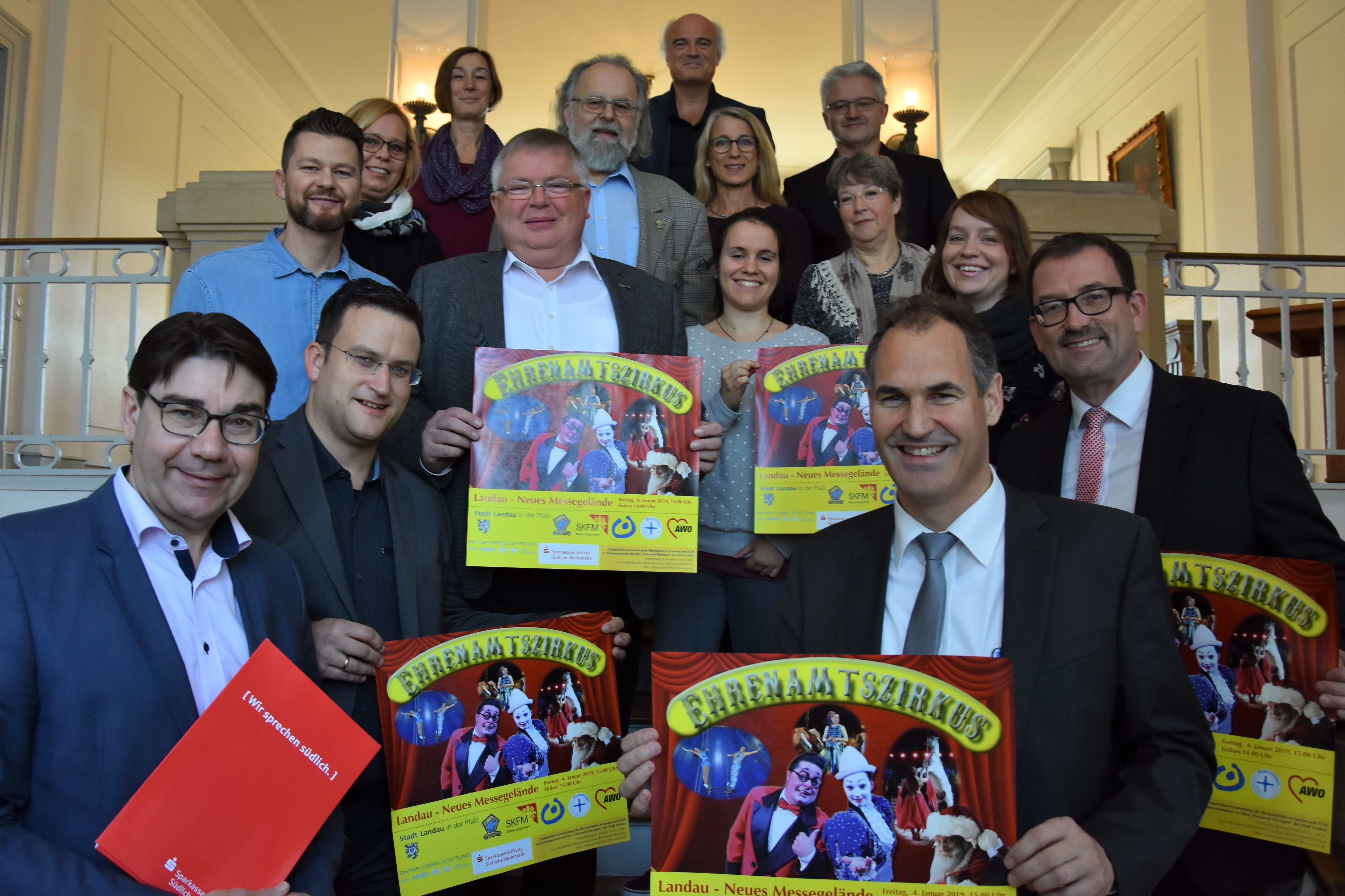 Freuen sich auch in diesem Jahr auf die Dankeschön-Veranstaltung für Ehrenamtliche: Oberbürgermeister Thomas Hirsch (1. v.l.), Landrat Dietmar Seefeldt (1. v.r.), Hans-Ludwig Tillner vom Landauer Weihnachtscircus (Mitte), Frank Jäckle von der Sparkassen Stiftung (2.v.r.), Christin Arto von der Dieter Kissel Stiftung (3. v.r.) und die zahlreichen Vertreter sozial tätiger Organisationen aus Stadt und Kreis (Copyright: Stadt Landau).