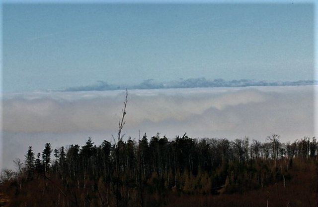 vom höchsten Punkt ein morgentlicher Blick über die vernebelten Täler