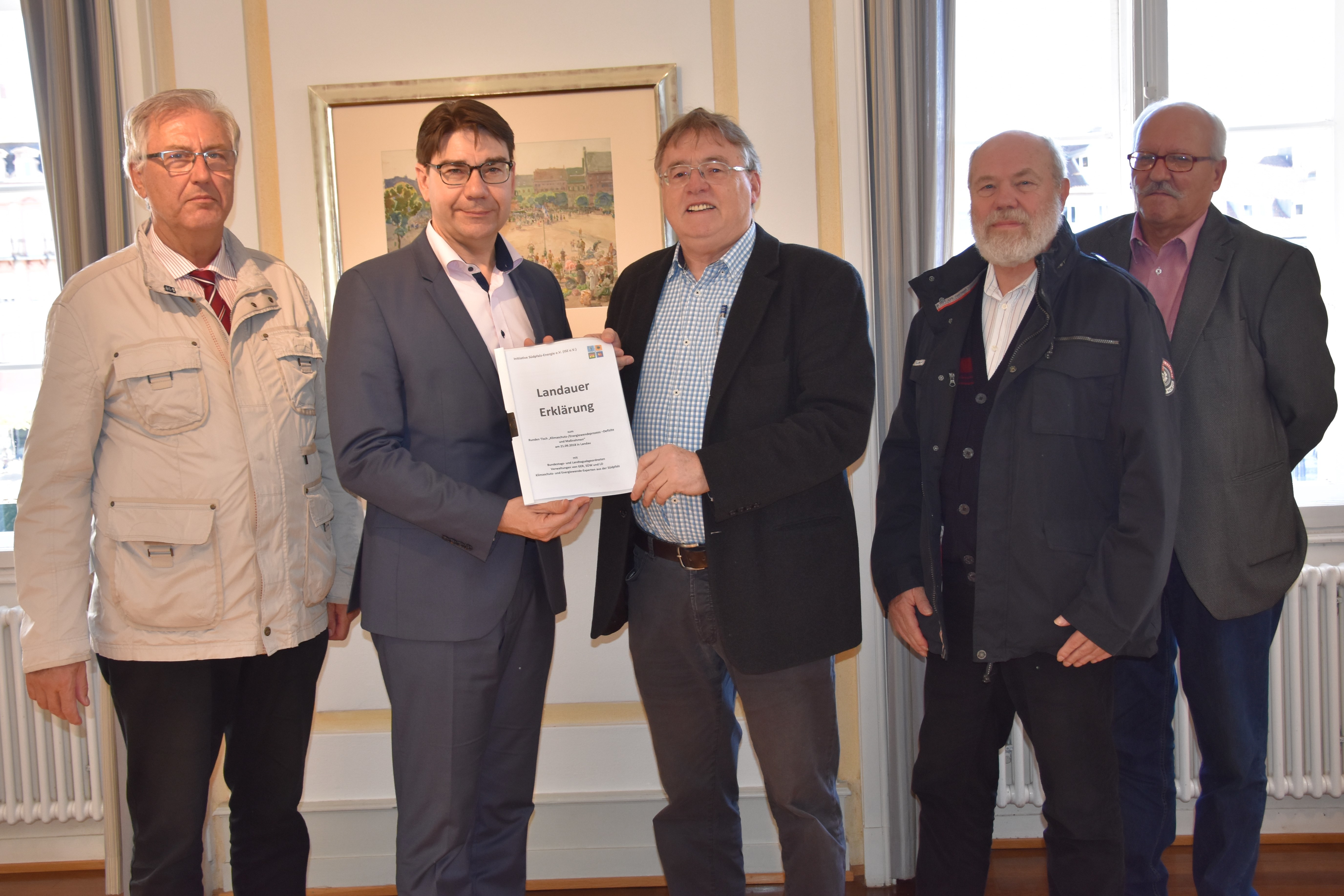 Gemeinsamer Austausch im Rathaus: Oberbürgermeister Thomas Hirsch (2.v.l.) mit Prof. Dr. Karl Keilen, Wolfgang Thiel, Dr. Gerhard Lausterer und Michael Linder (v.l.n.r.) von der Initiative Südpfalz-Energie.