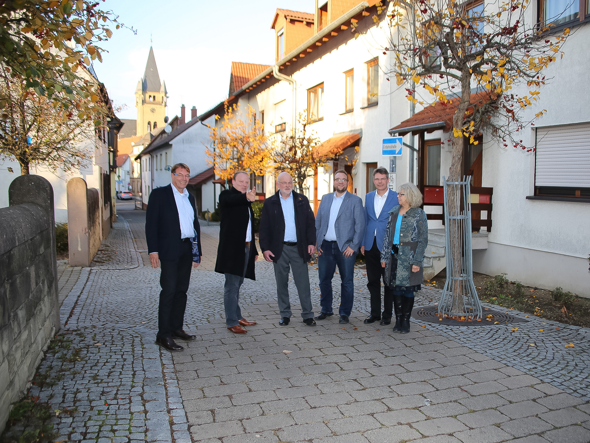 Rundgang mit den Repräsentanten von enercity Contracting durch die Ortsstraßen entlang der Ausbaustrecke des Nahwärmenetzes in Östringen