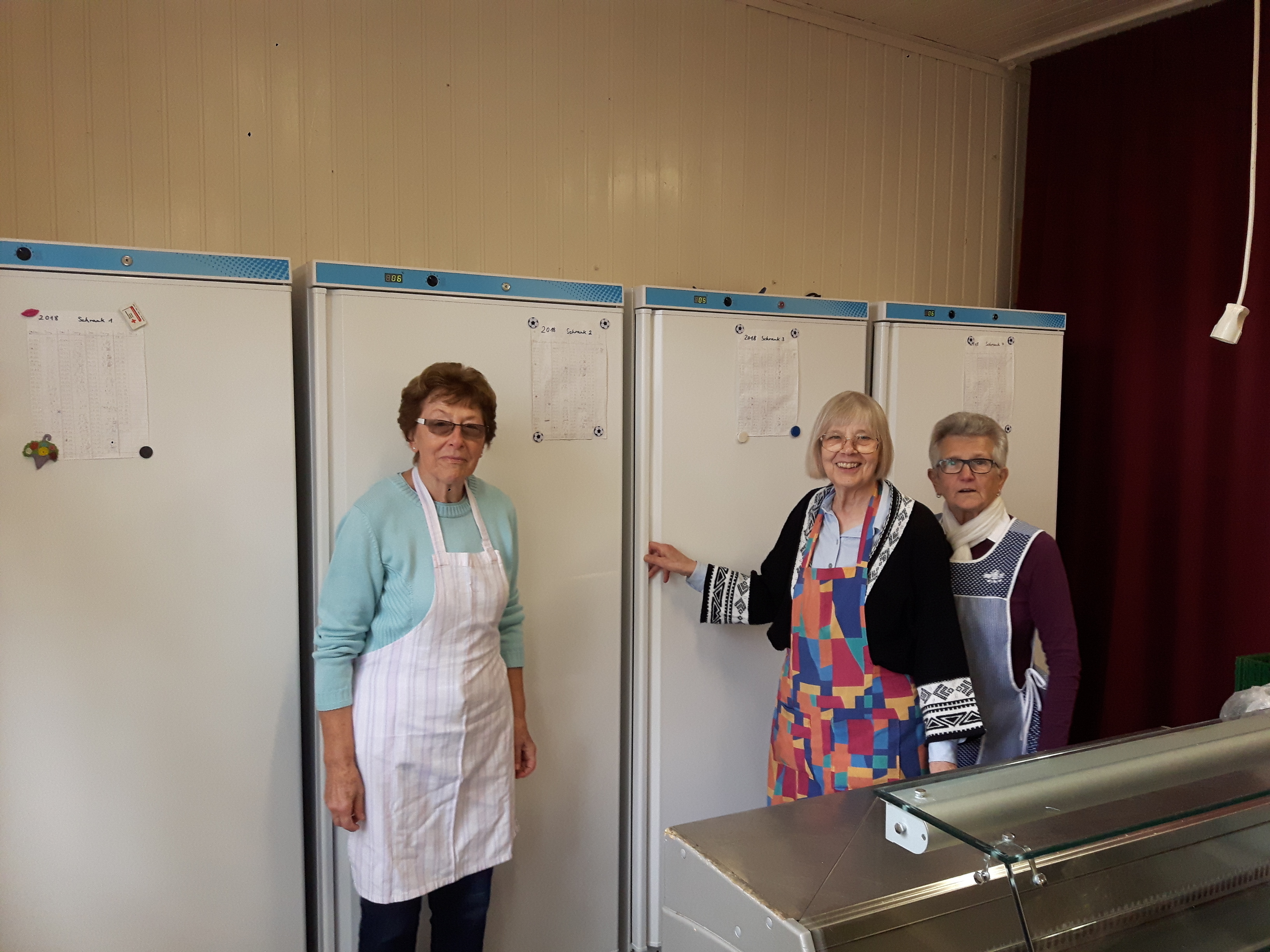 Ehrenamtliche der Lebensmittelsortierteams vor den neuen Kühlschränken. Rosemarie Ebel, Angela Friesen und Irmgard Spreu (von links)