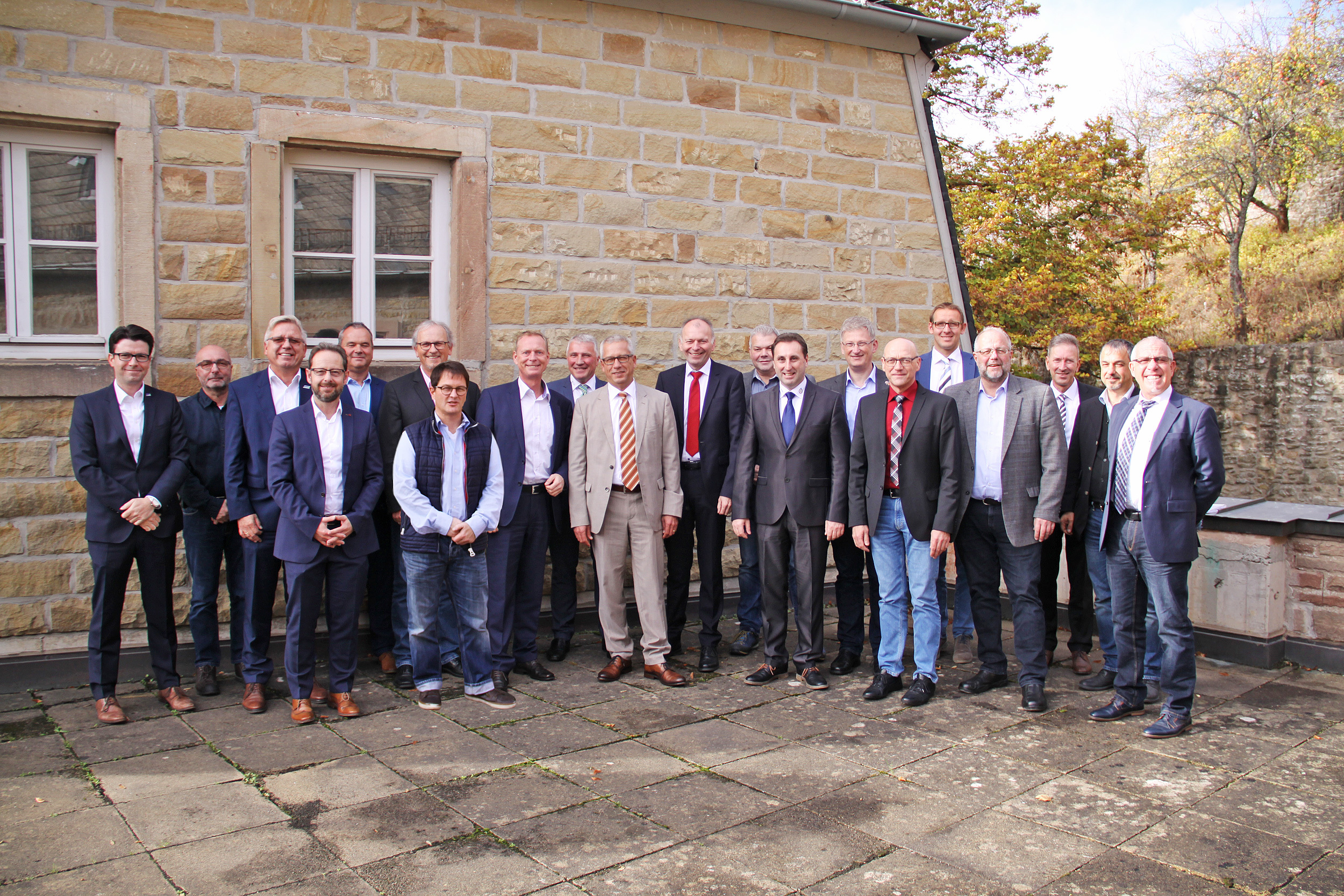 Ziehen gemeinsam an einem Strang (von links): Nico Welsch (Stadtwerke Kaiserslautern), Michael Maute (Stadtwerke Kusel), Bernd Bohn (Stadtwerke Kaiserslautern), Jürgen Peltzer (Stadtwerke Pirmasens), Martin Pfeifer (Gemeindewerke Waldfischbach-Burgalben), Friedrich Beck (Stadtwerke Kusel), Jörg Jochum (Installateur- und Heizungsbauer-Innung Pirmasens), Richard Mastenbroek (Stadtwerke Kaiserslautern), Christian Ehwein (Stadtwerke Kaiserslautern), Christoph Dörr (Stadtwerke Pirmasens), Werner Brennemann (Stadtwerke Zweibrücken), Peter Theisinger (Metall-Innung Zweibrücken), Dieter Allenbacher (Sanitär Heizung Klima Kaiserslautern - Donnersbergkreis-Kusel), Jürgen Rosenkranz (Stadtwerke Ramstein-Miesenbach), Paul Armbrust ( Verbandsgemeindewerke/ Stadtwerke Landstuhl, Frank Nesselberger (Verbandsgemeindewerke / Stadtwerke Landstuhl), Reinhard Schneider (Stadtwerke Ramstein-Miesenbach), Peter Jung (Innung SHK Kaiserslautern-Donnersbergkreis-Kusel), Volker Weiland (Stadtwerke Pirmasens) und Horst Heinrich (Stadtwerke Zweibrücken). Foto: stadtwerke