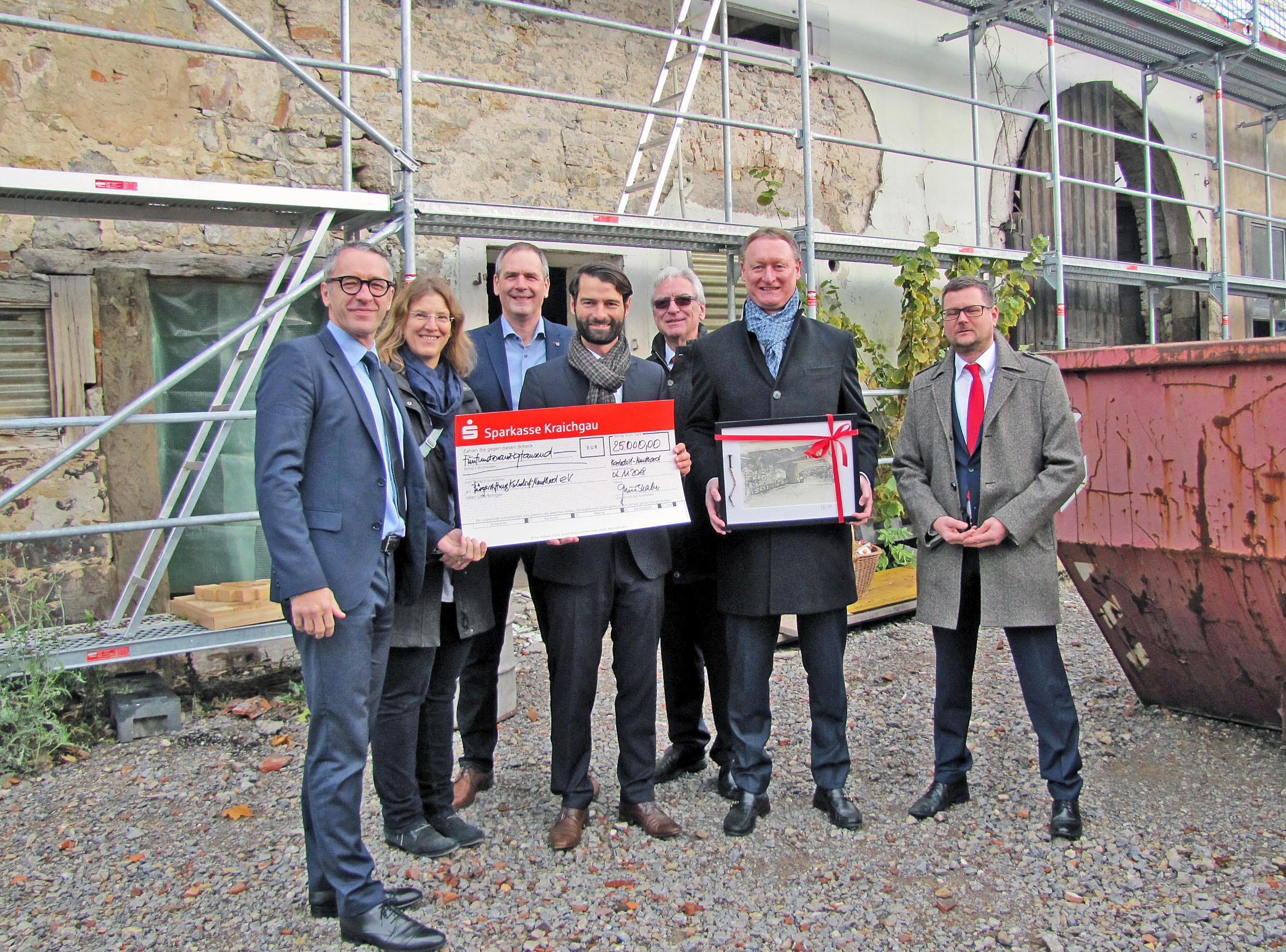 Strahlende Gesichter dank einer Spende der Sparkasse Kraichgau: Bürgermeister Sven Weigt, die Vorstände der Bürgerstiftung Maria Brandes, Jürgen Storck und Stefan Huber sowie von der Sparkasse Kraichgau Josef Oszter, Vorstandsvorsitzender Norbert Grießhaber und Marktgebietsleiter Matthias Maier (von links). Die Bürgerstiftung bedankte sich mit einem Kunstwerk von Stefanie Otto bei der Sparkasse.