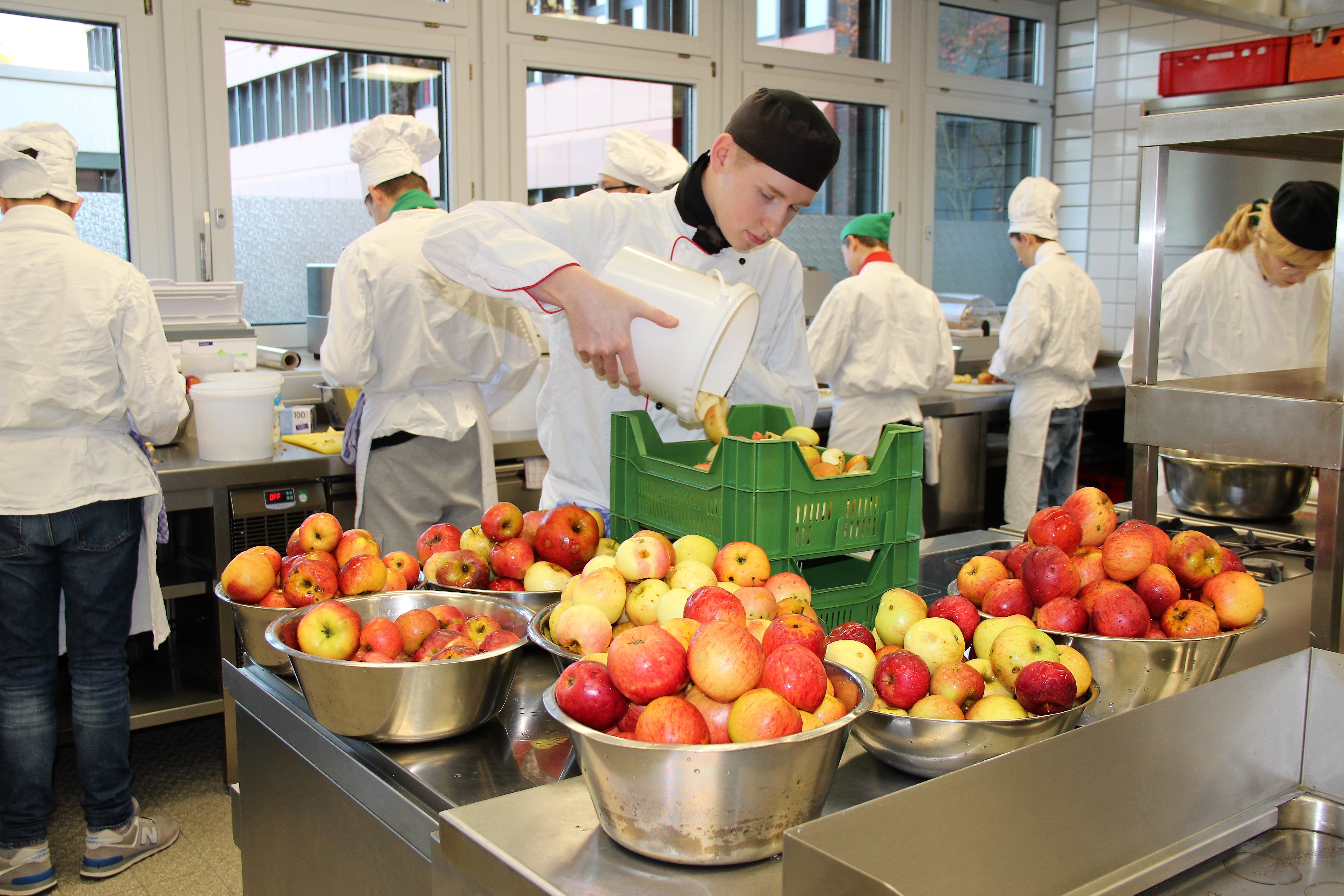 Die Schulgarten AG der BBS I – Technik – verarbeitete 100 kg Äpfel zu frischem Saft FOTO: BBS I