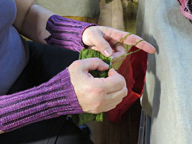 Es strickt sich schneller anstatt man webt | Foto: Brigitte Melder