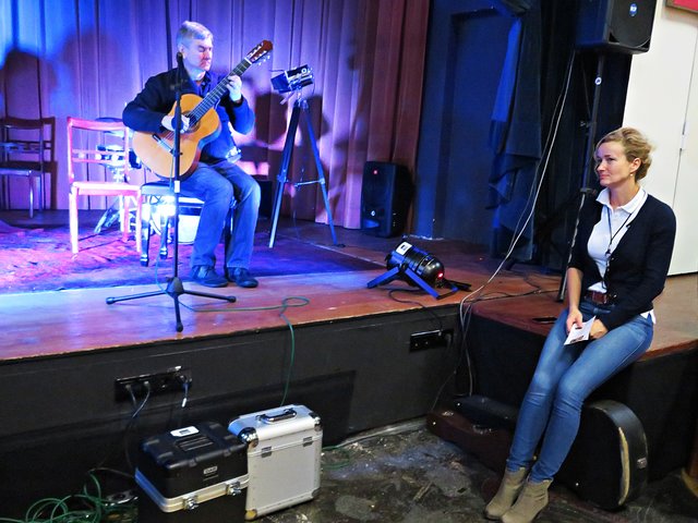 Beatrice lauscht Michael | Foto: Brigitte Melder