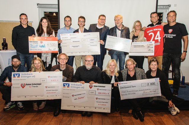 Alle Spender und Künstler beim „Benefiz-Kulturabend 2018“ mit den Spendenschecks und den sensationellen Jahresergebnissen! | Foto: RS&amp;F