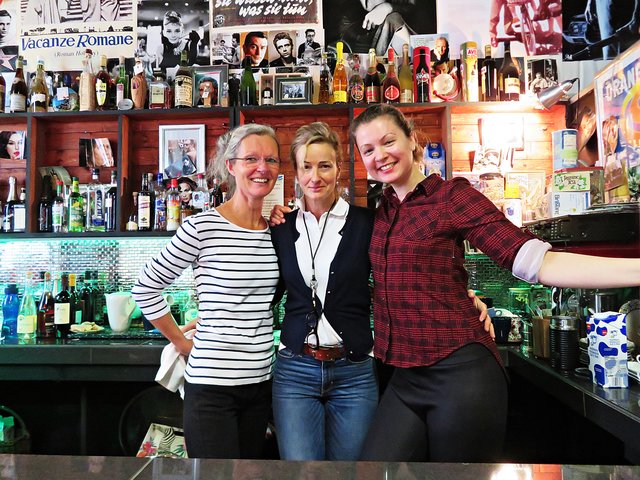 Chefin Beatrice D'Angelo in die Mitte genommen | Foto: Brigitte Melder