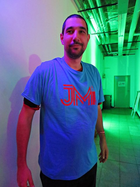 Passt wie angegossen, tolles T-Shirt junger Mann | Foto: Brigitte Melder