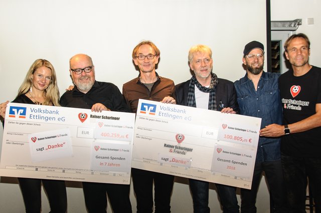v.l. Jennifer Loosemore (Pop-Sängerin) , Martin Wacker, Erik Rastetter (Kabarett), Stefan Unser (Poetry Slam), Jay Farmer (Rap), und Rainer Scharinger präsentieren das Jahresergebnis 2018 und das 7-Jahres-Gesamtspenden Ergebnis des Benefiz Projektes: „Rainer Scharinger &amp; Friends“! | Foto: RS&amp;F