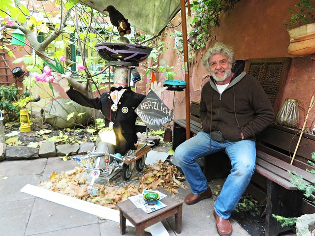 Der Künstler Rudolf Graap mit Kunstobjekt | Foto: Brigitte Melder