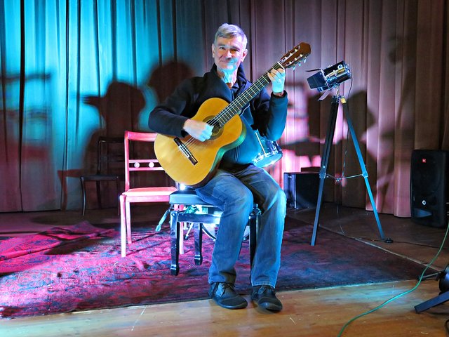 Michael Trautmann mit seiner Gitarre | Foto: Brigitte Melder