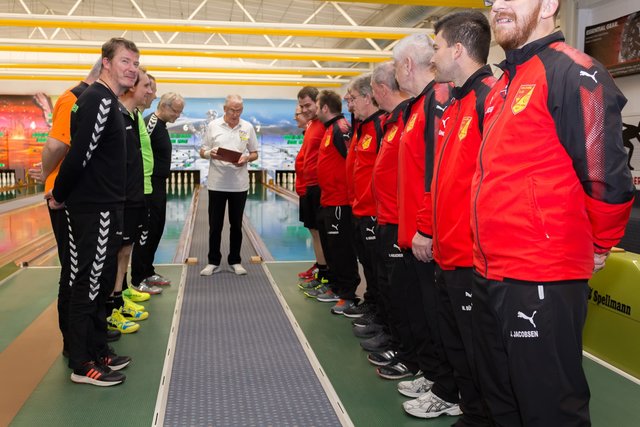 Begrüßung vor dem Spiel durch den Schiedsrichter Peter Speck