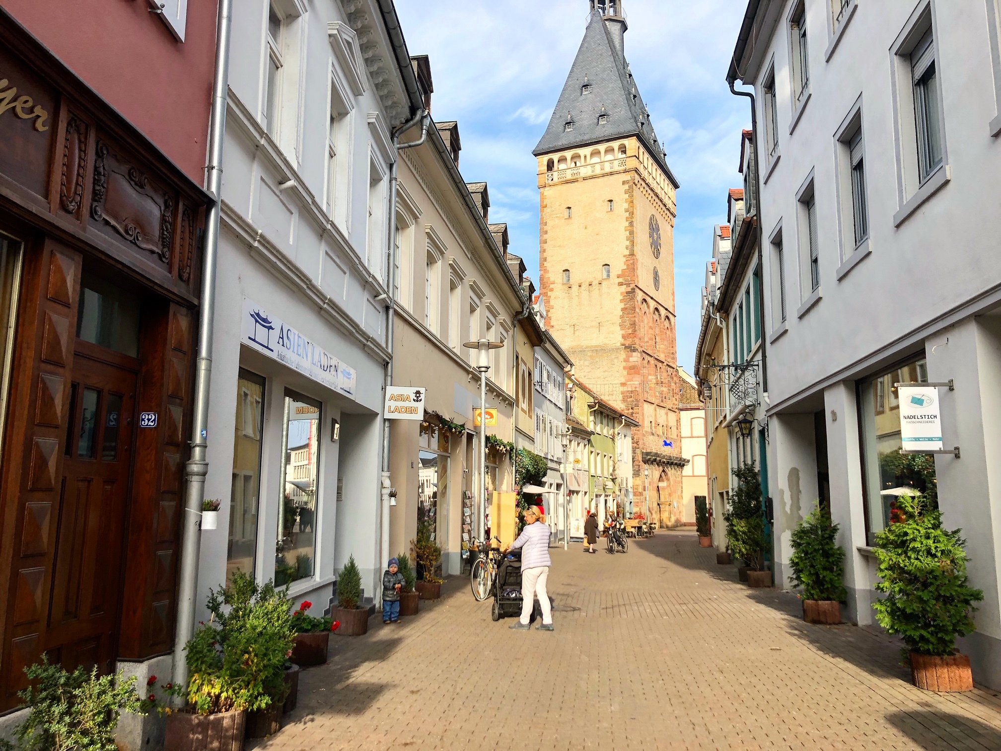 Einzelstücke, besondere Dekoartikel, kreative Bücher oder individuelle Mode warten auch abseits der Maximilianstraße auf ihre neuen Besitzer.